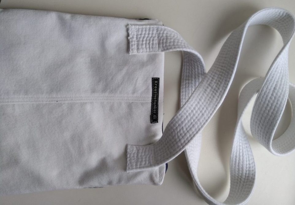 Isyning af taskerem lavet af et gammelt karatebælte