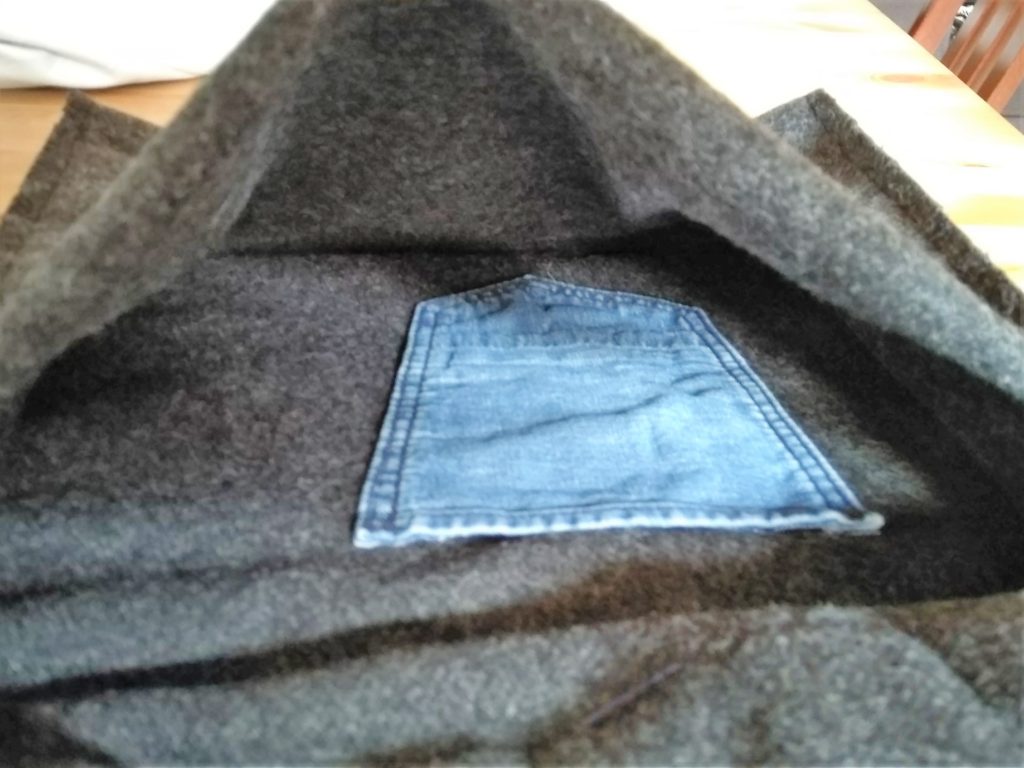 Baglomme fra cowboybukser brug som lomme i taske med mormorfirkanter
