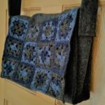 Taske med mormorfirkanter i blå farver