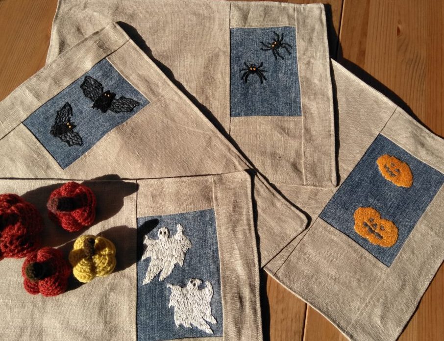 Halloween motifs embroided on placemats