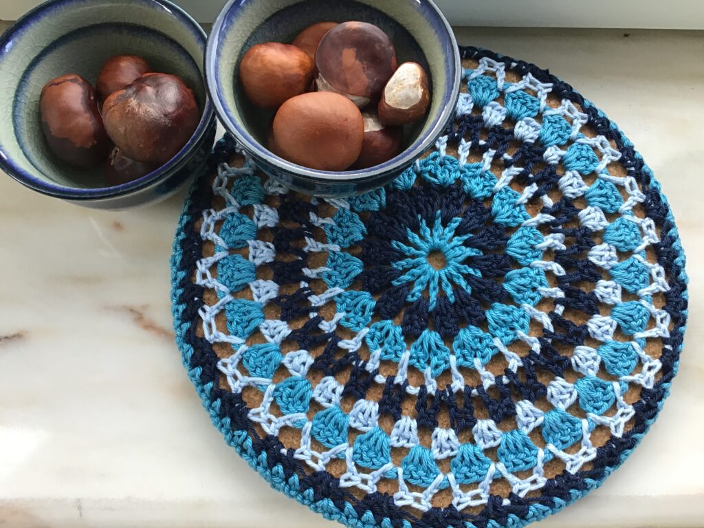 Blå bordskåner af Mandala hækling
