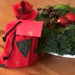 Poser af stofrester er en let måde at pakke julegaver ind