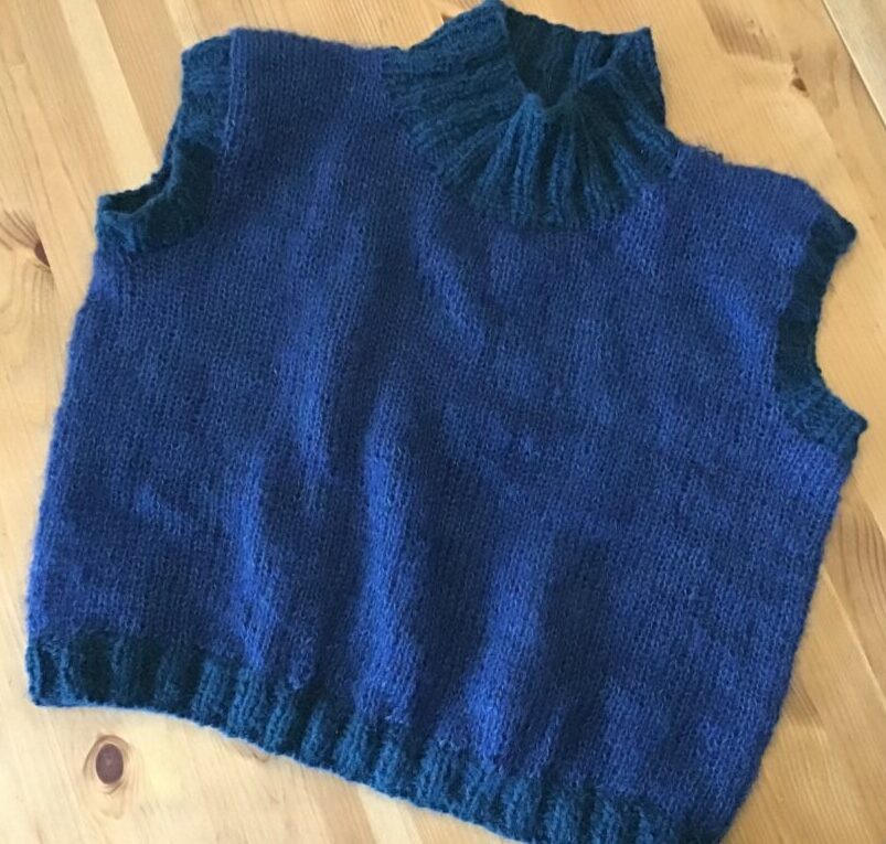Vest strikket af rester fra sweater og cardigan
