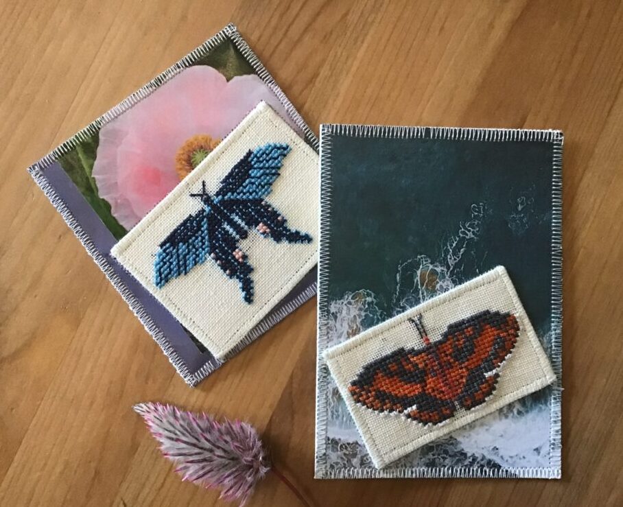 Broderede sommerfugle som dekoration på kort