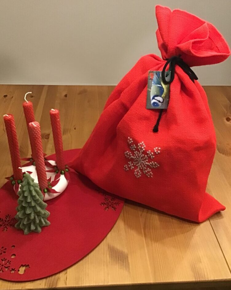Stofpose til julegaver med broderet snefnug