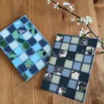 Farvede papirfirkanter bliver til kort