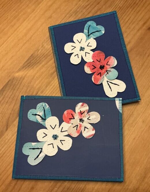 Karton blomster pyntet med broderi og perler